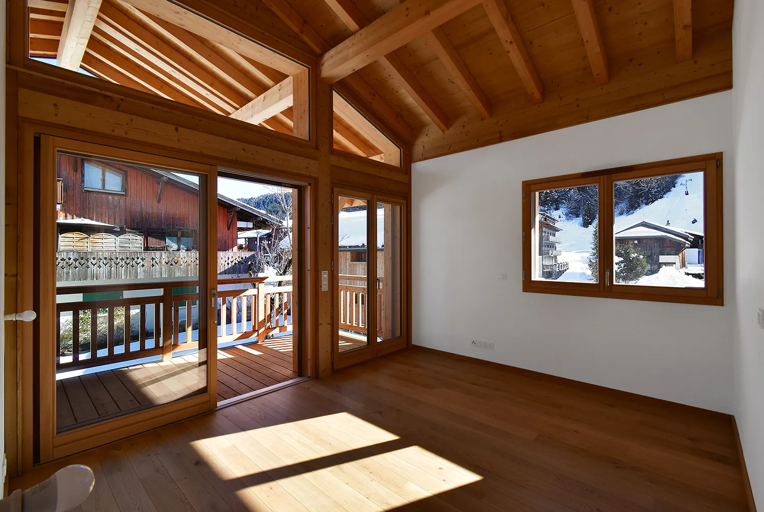 Chambre de chalet avec balcon avant home staging virtuel