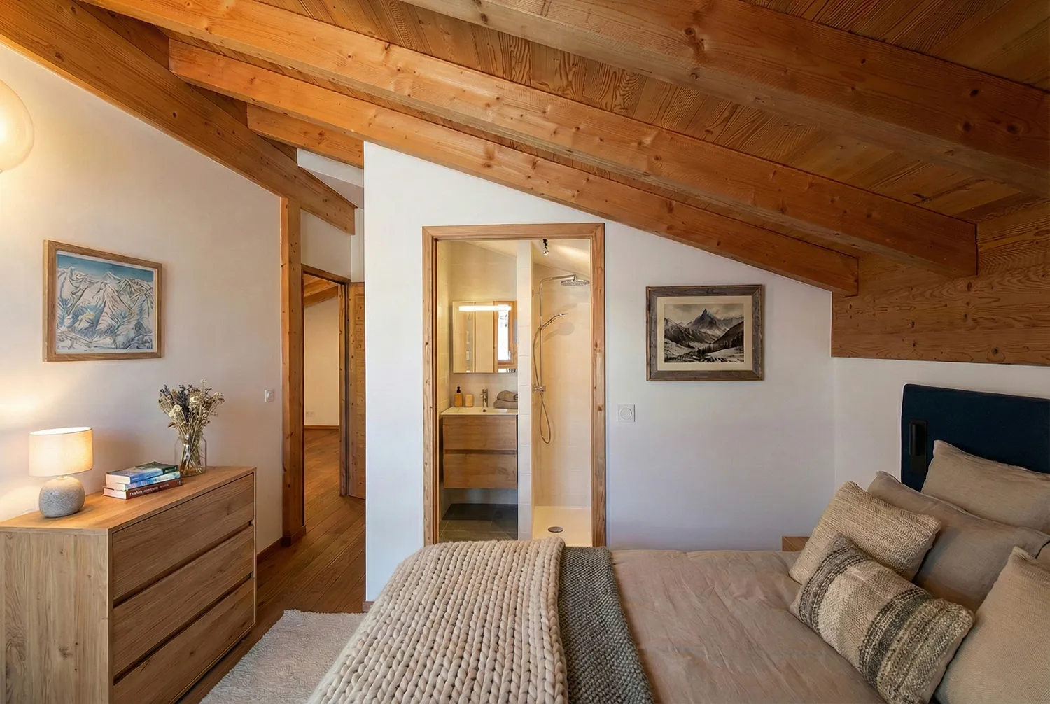 Chambre sous rampant en bois meublée en home staging virtuel, salle d'eau attenante