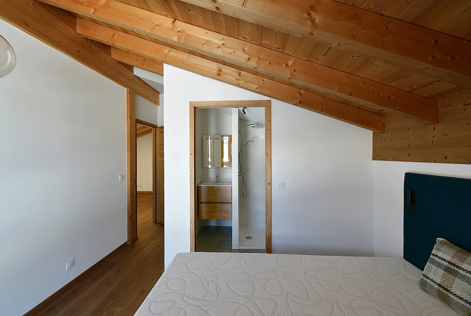 Chambre sous rampant en bois avant home staging virtuel