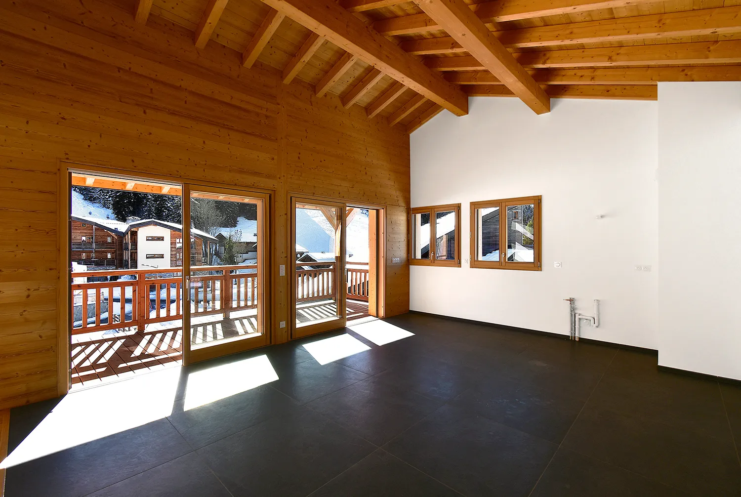 Cuisine de chalet avec îlot avant home staging virtuel