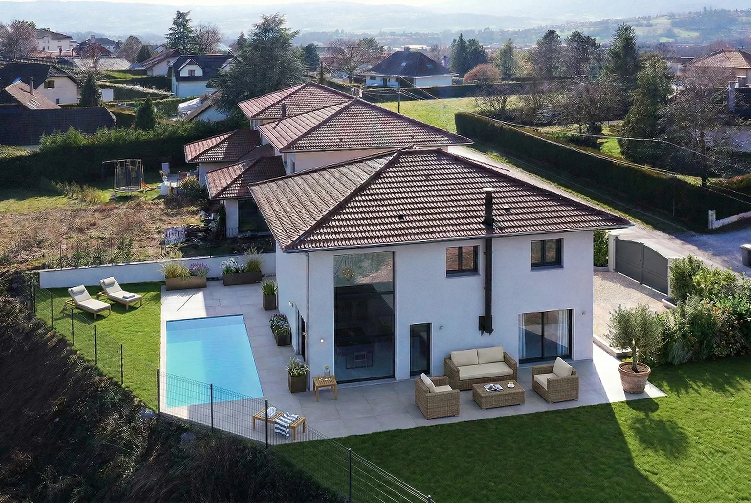Vue aérienne d'une maison avec piscine après aménagement paysager virtuel : pelouse et salon de jardin