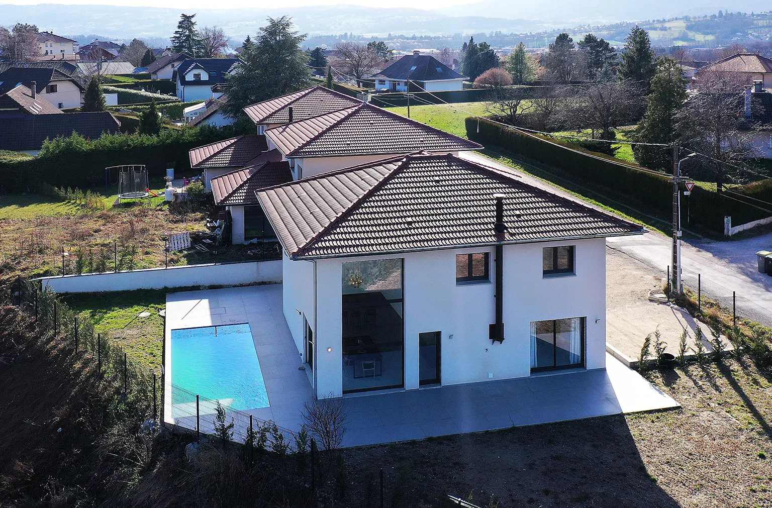 Vue aérienne d'une maison avec piscine avant aménagement paysager virtuel