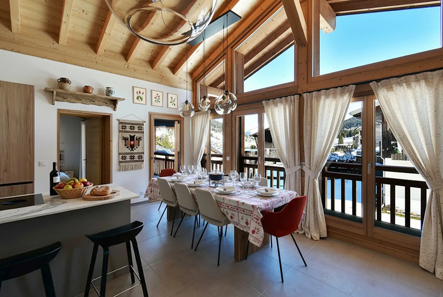 Salle à manger de chalet avec grandes baies vitrées meublée en home staging virtuel