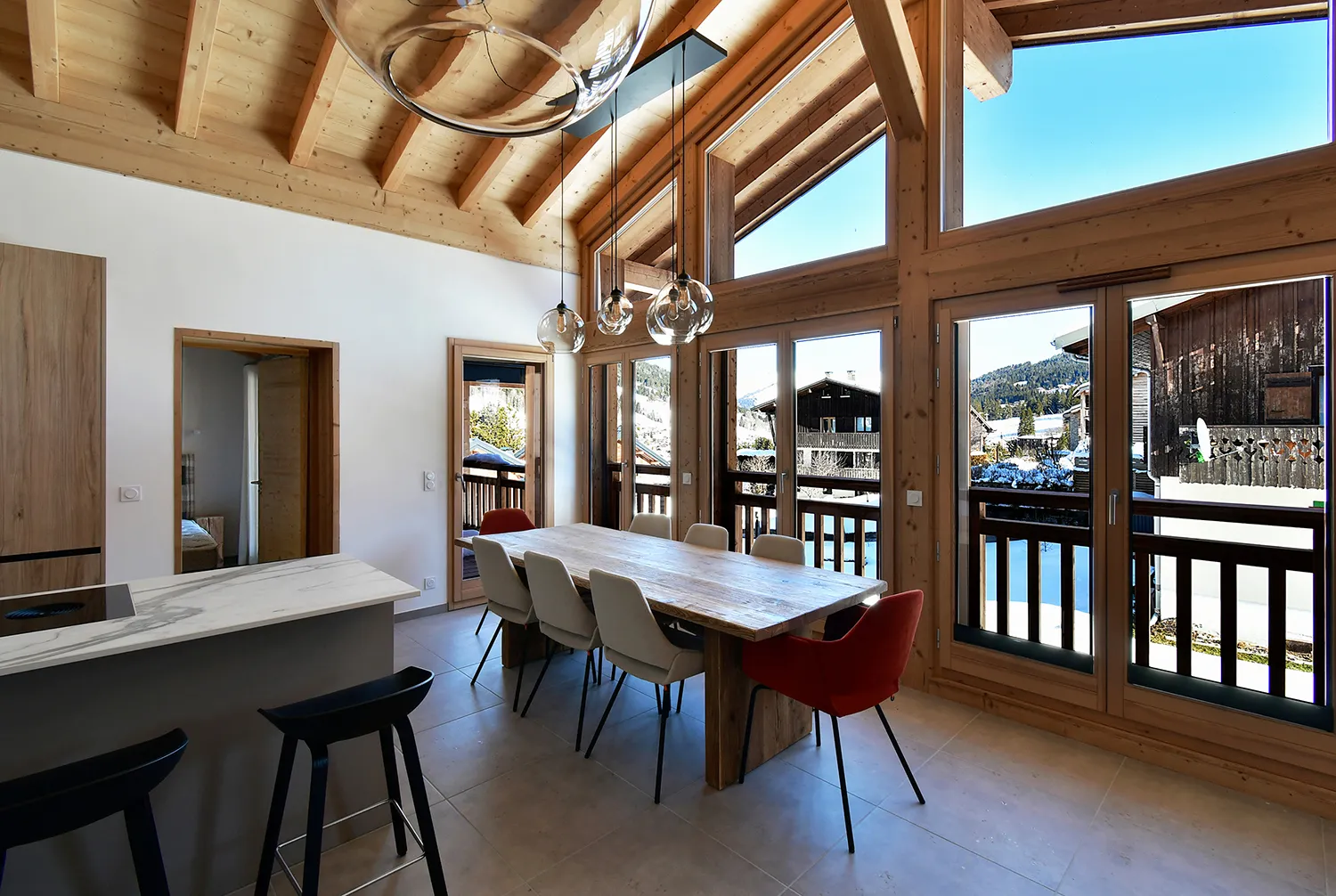 Salle à manger de chalet avec grandes baies vitrées avant home staging virtuel