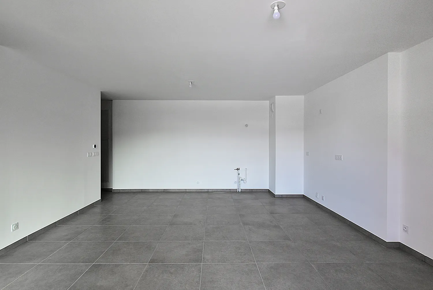 Salon et cuisine ouverte d'appartement avant home staging virtuel