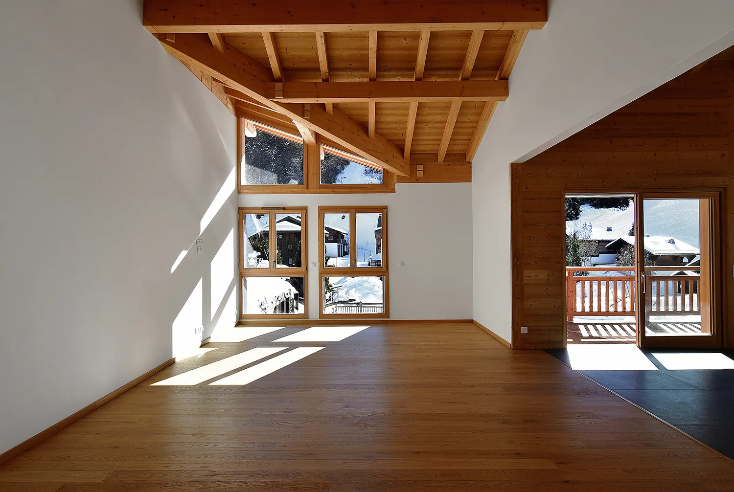 Grand séjour de chalet sous charpente avant home staging virtuel