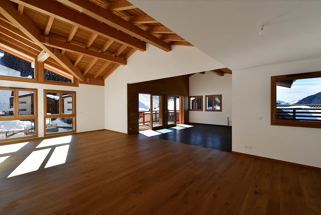 Séjour de chalet sous poutres apparentes avant home staging virtuel