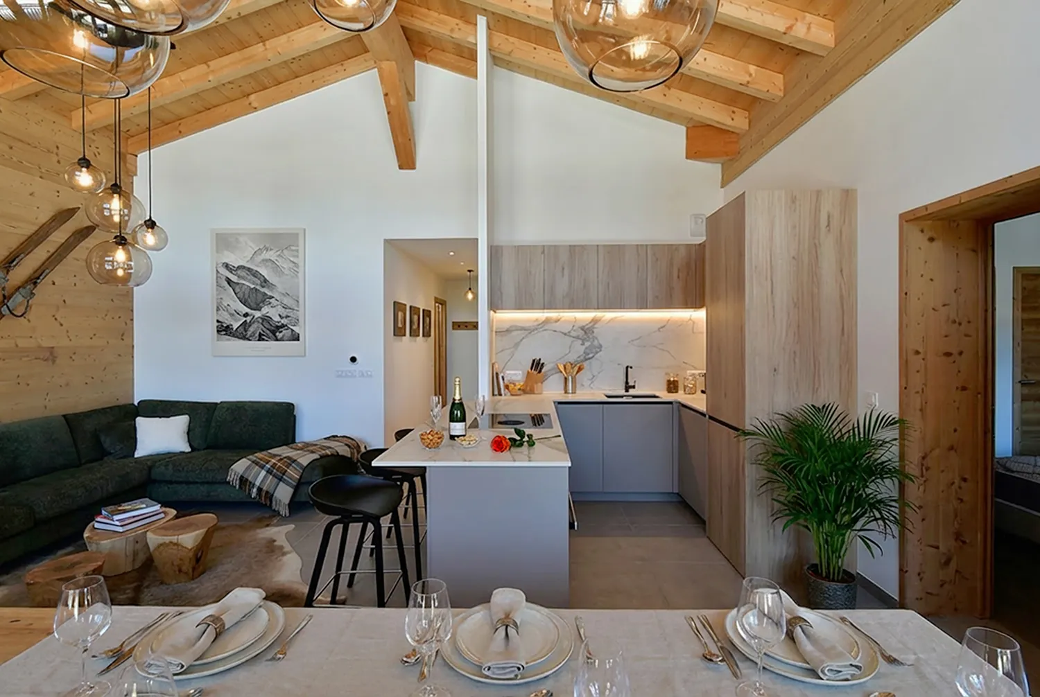 Séjour et cuisine de chalet meublés en home staging virtuel, table dressée