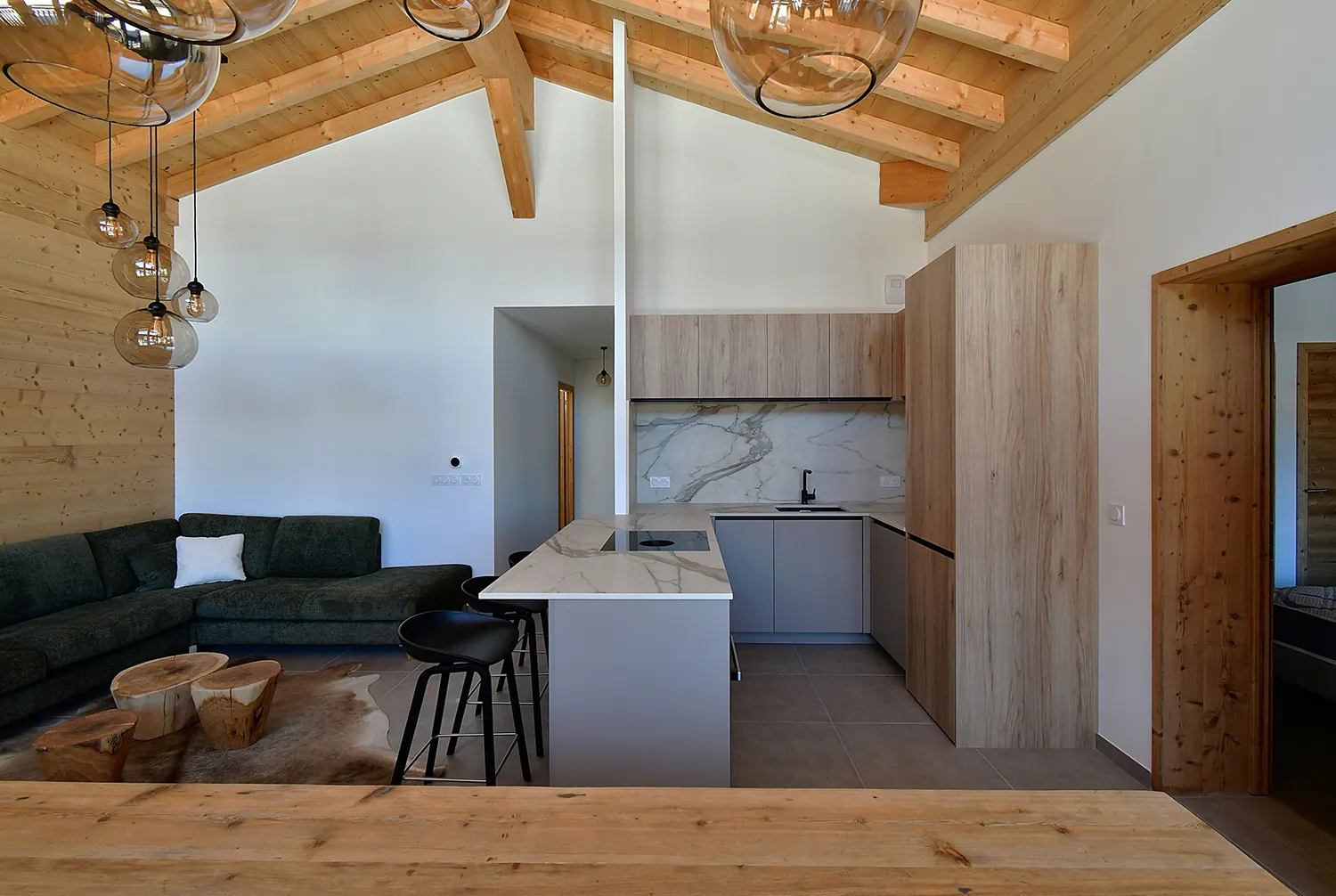 Séjour et cuisine de chalet avant home staging virtuel