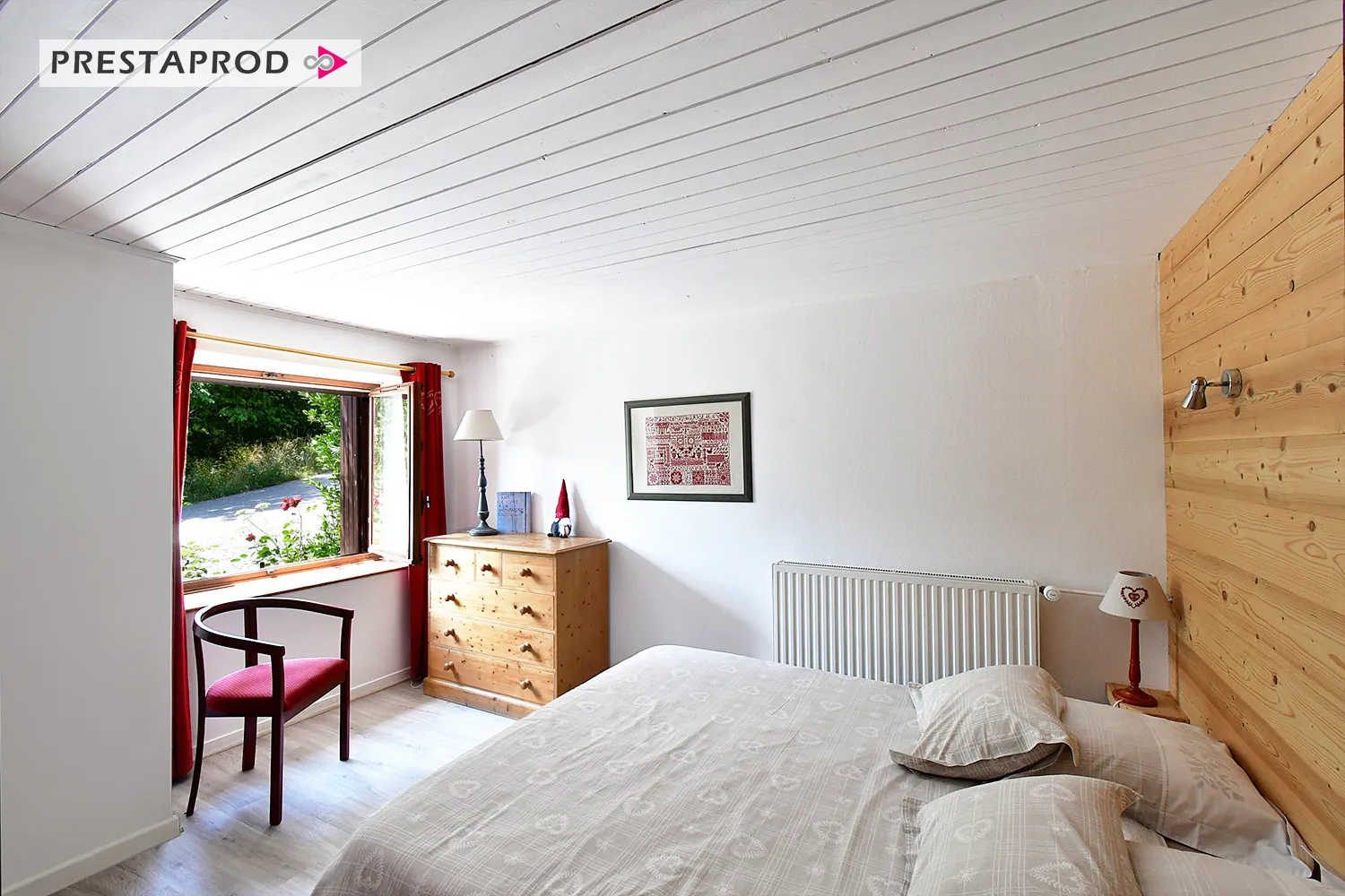 Chambre de chalet en lambris bois