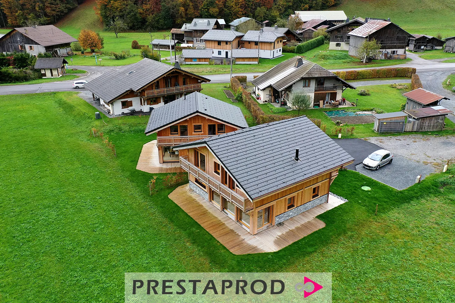 Vue drone de chalets en bois à Chamonix