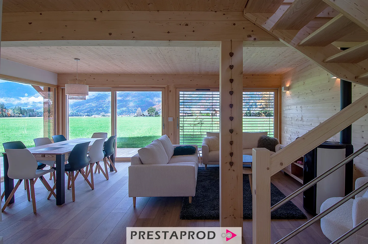 Séjour de chalet avec baies vitrées et vue montagne à Samoëns