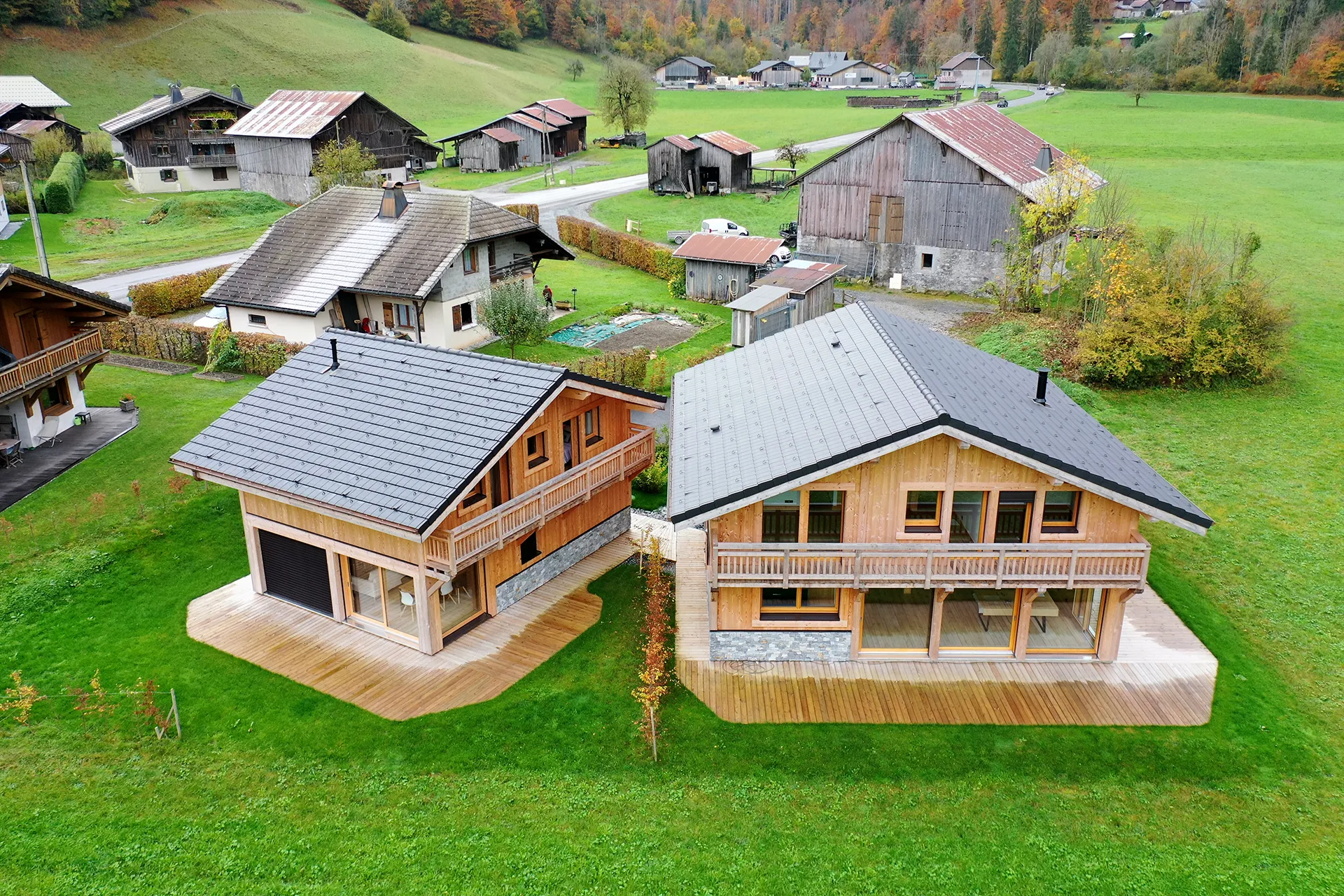 Vue aérienne drone d'une villa dans les Alpes